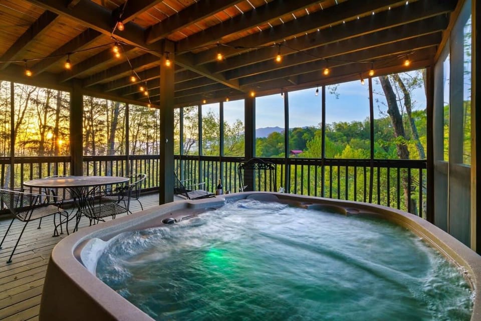 Great Views Game Room - Hot Tub - Fire Pit House in Gatlinburg