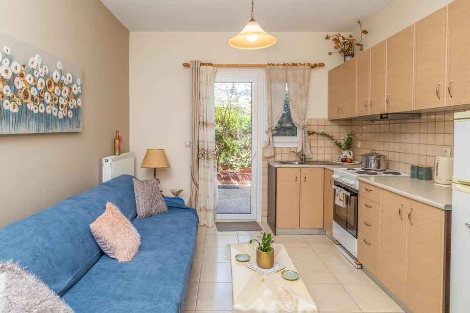 Kitchen or kitchenette, Living room, Seating area, Garden view, oven, pet friendly