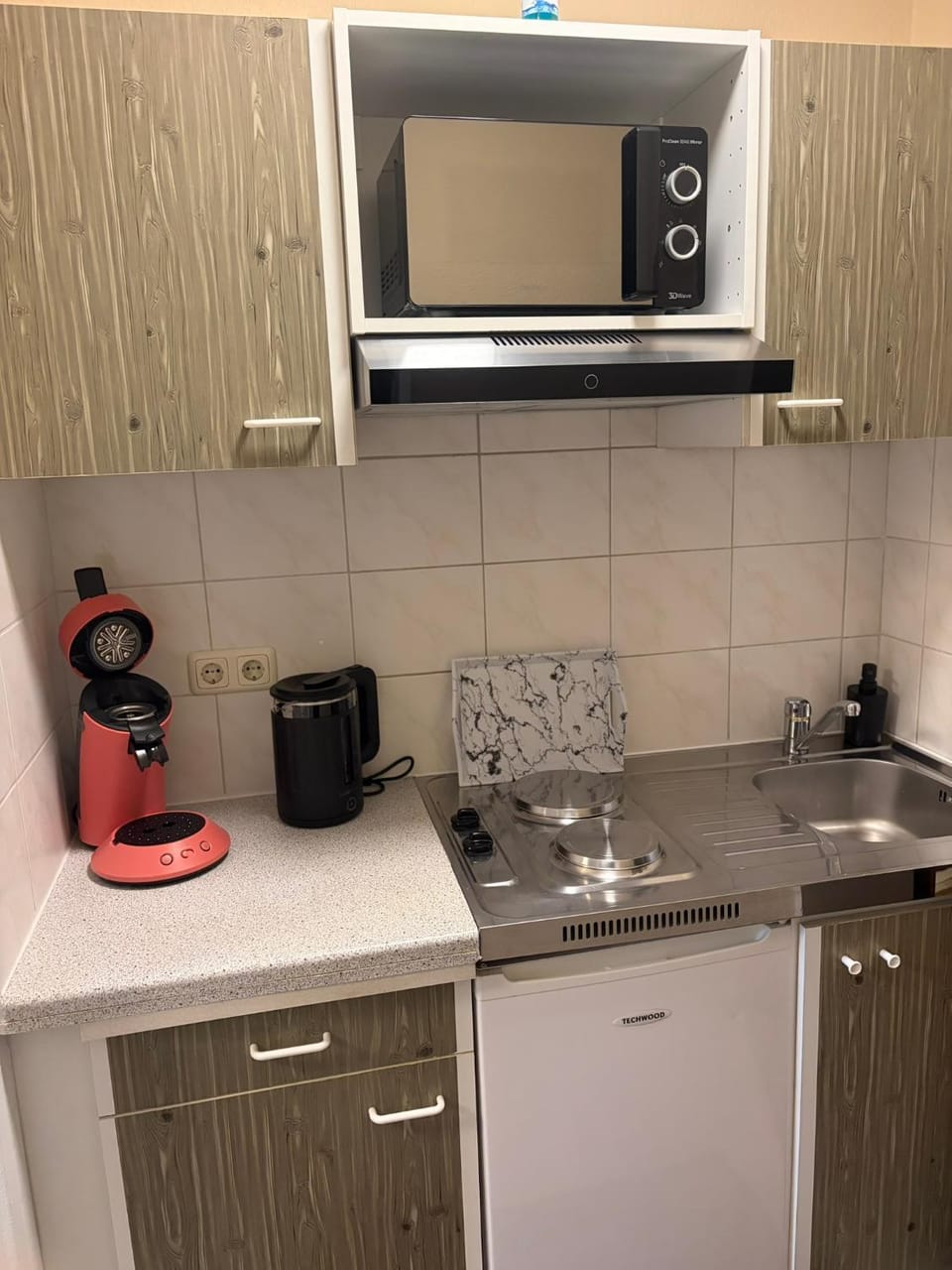 Coffee/tea facilities, Kitchen or kitchenette, stove