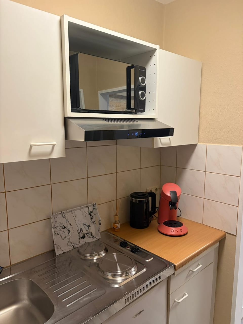 Coffee/tea facilities, Kitchen or kitchenette, stove