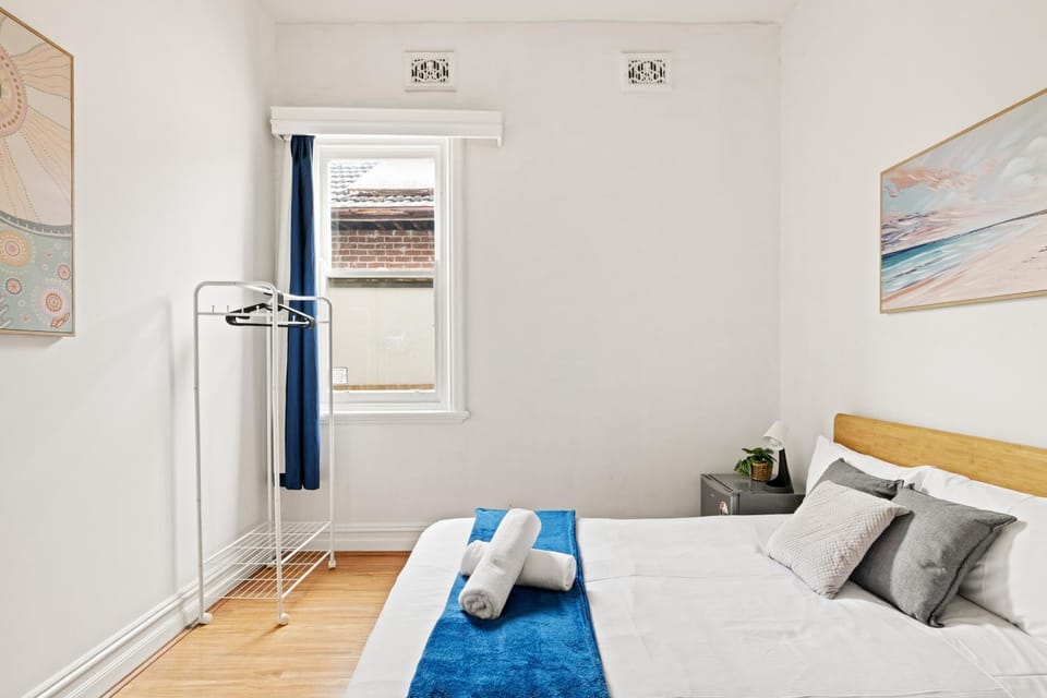 Charming Double Room - Prime Location in Carlton Supermarkets Nearby for Convenience - Shared Bathroom Bed and Breakfast in Sydney