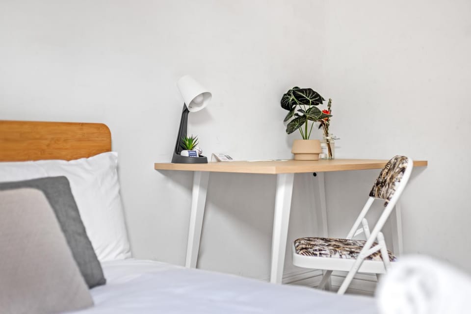 Charming Double Room - Prime Location in Carlton Supermarkets Nearby for Convenience - Shared Bathroom Bed and Breakfast in Sydney