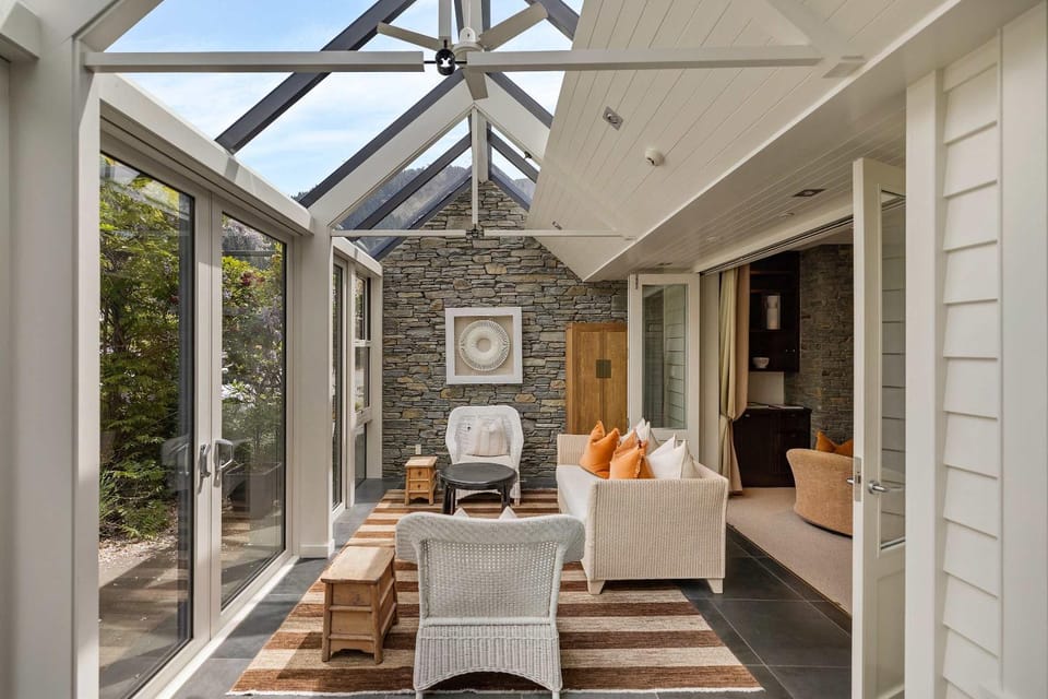 Craigroy 3 Lakeshore apartment with conservatory Apartment in Queenstown