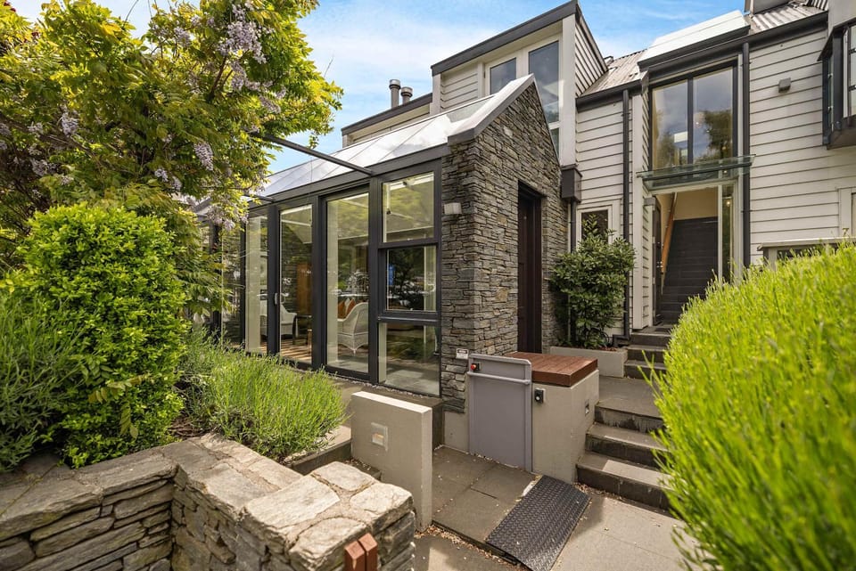 Craigroy 3 Lakeshore apartment with conservatory Apartment in Queenstown