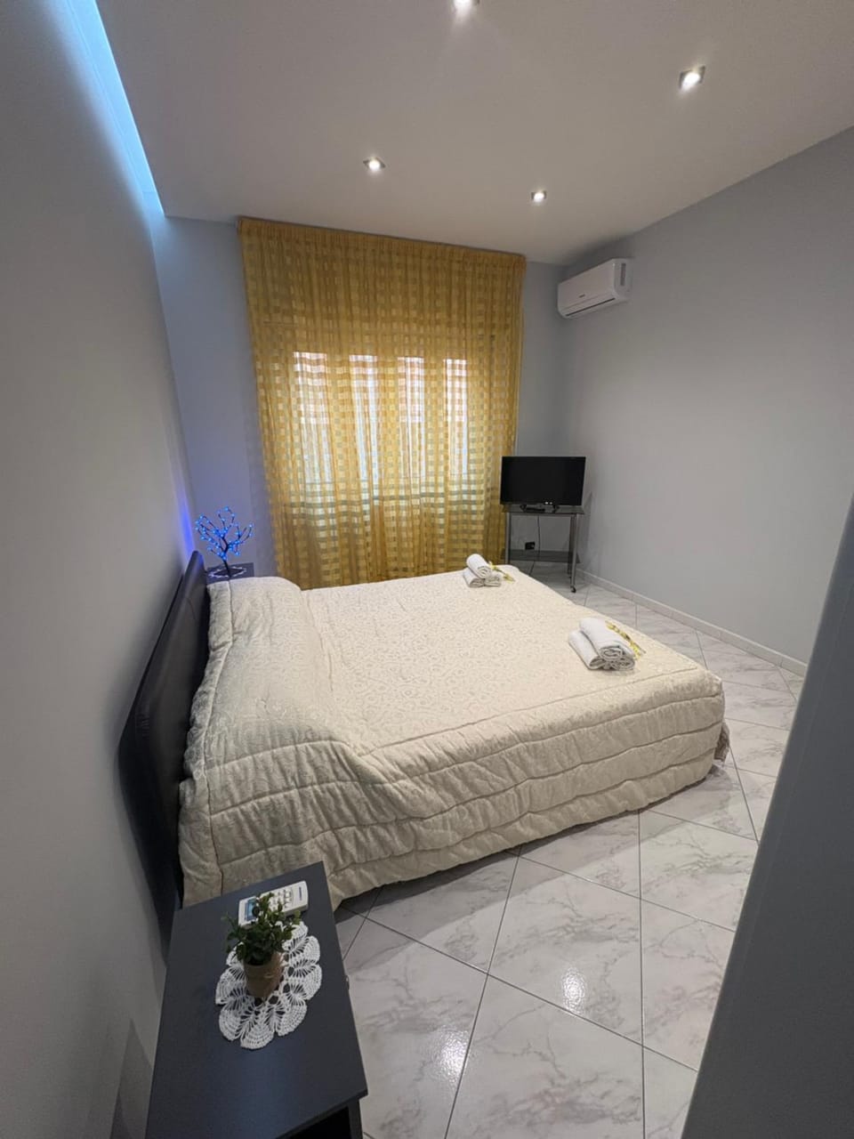 Bed, TV and multimedia, Photo of the whole room, Bedroom