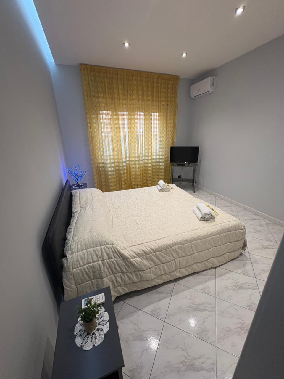 Bed, TV and multimedia, Photo of the whole room, Bedroom