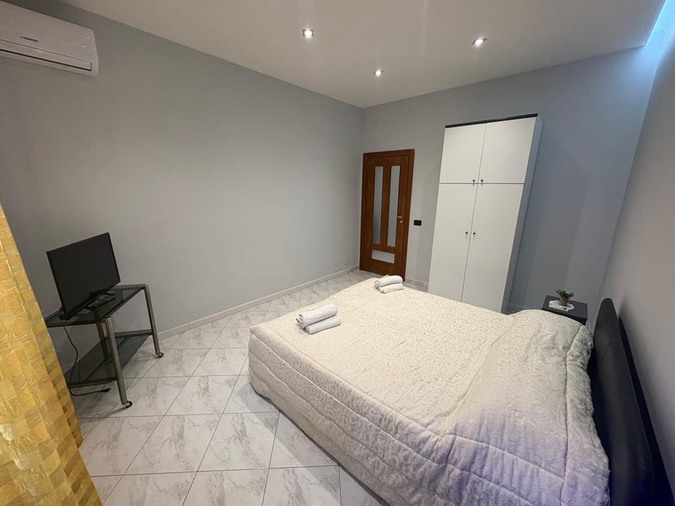 Bed, TV and multimedia, Photo of the whole room, Bedroom, towels, wardrobe, air conditioner