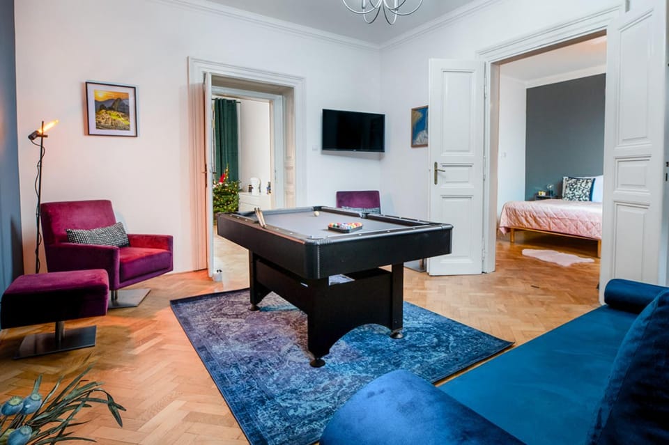Billiard, TV and multimedia, Living room, Evening entertainment