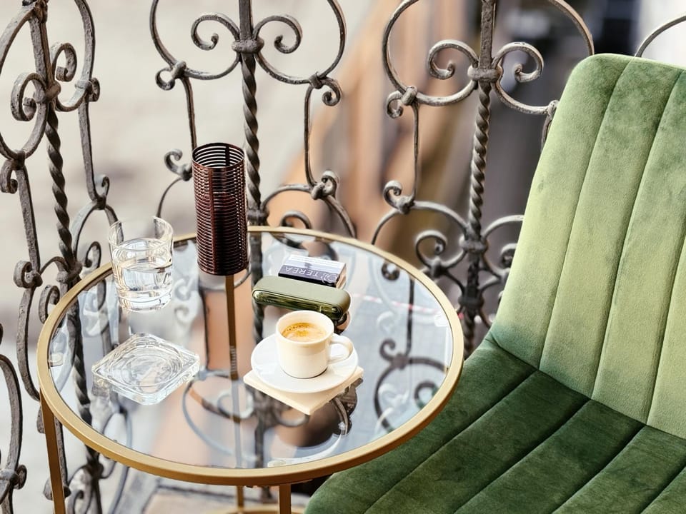 Coffee/tea facilities, Balcony/Terrace, Living room, Food and drinks, Seating area, Drinks