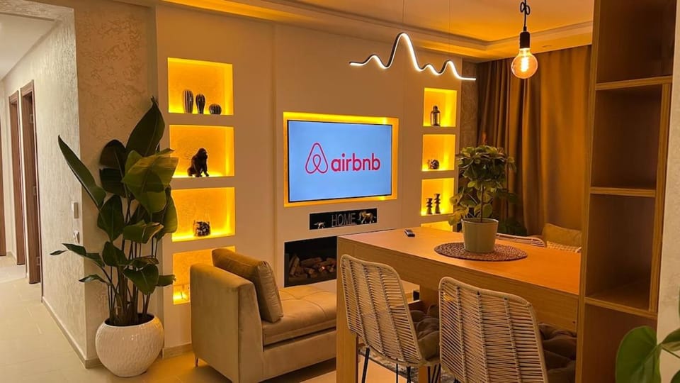 Communal lounge/ TV room, TV and multimedia, Living room, Seating area, Dining area, Evening entertainment