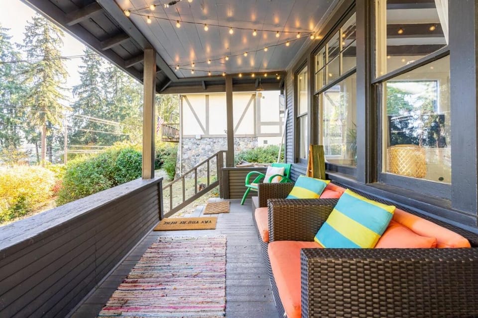 Water view farmhouse walk to beach and coffee House in Vashon