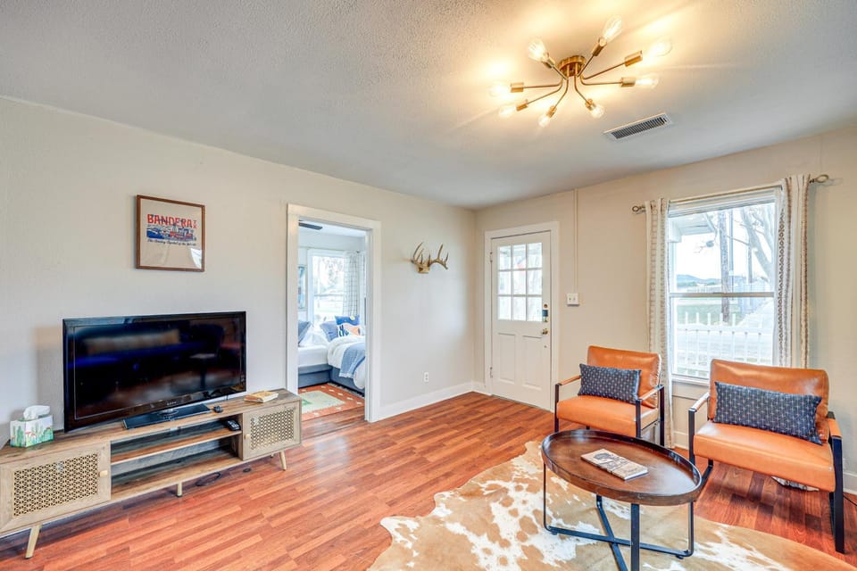 Walk to Main Street Cottage with Deck in Bandera! House in Bandera