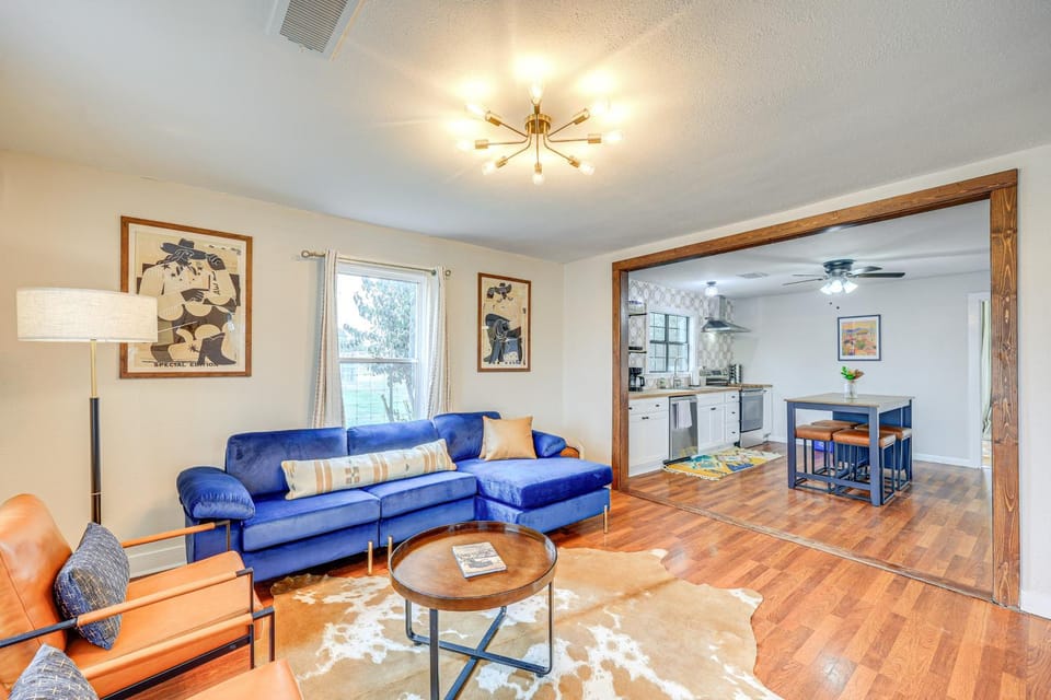 Walk to Main Street Cottage with Deck in Bandera! House in Bandera