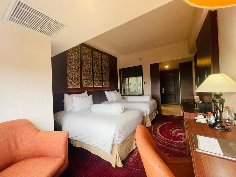 Bed, Living room, Seating area, Bedroom, air conditioner