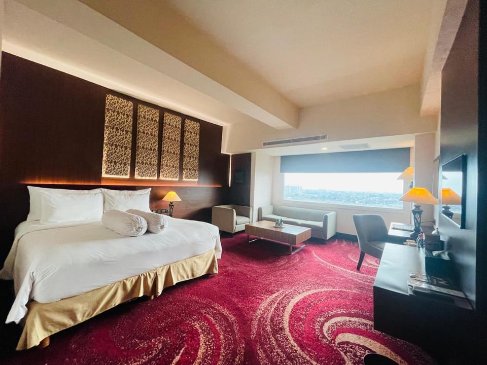 Bed, TV and multimedia, Living room, Seating area, Bedroom