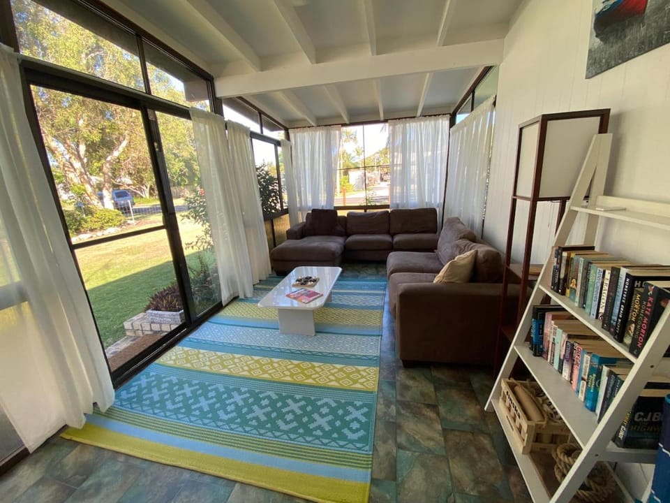 Library, Living room, Seating area