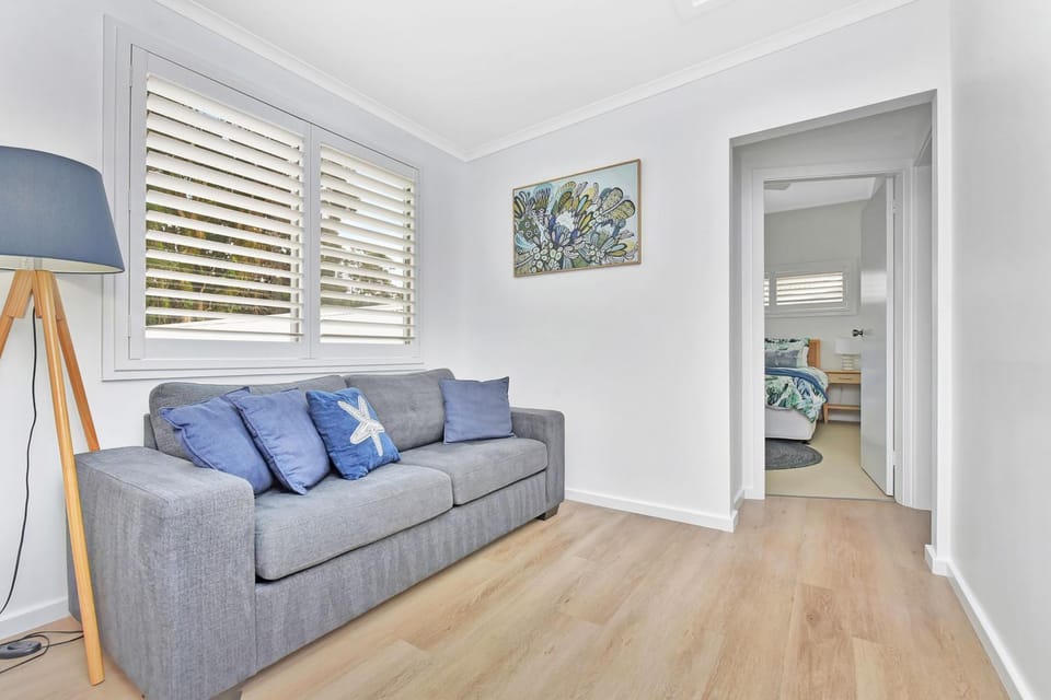 The Palms Retreat - Top Floor Apartment style House in Nelson Bay
