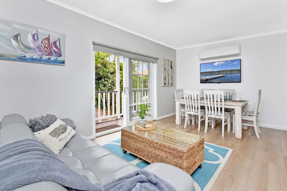 The Palms Retreat - Top Floor Apartment style House in Nelson Bay