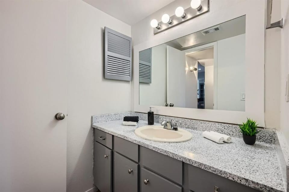 Your Walkable King Bed Getaway - Sleeps 4 - Pool Pkg Apartment in Austin