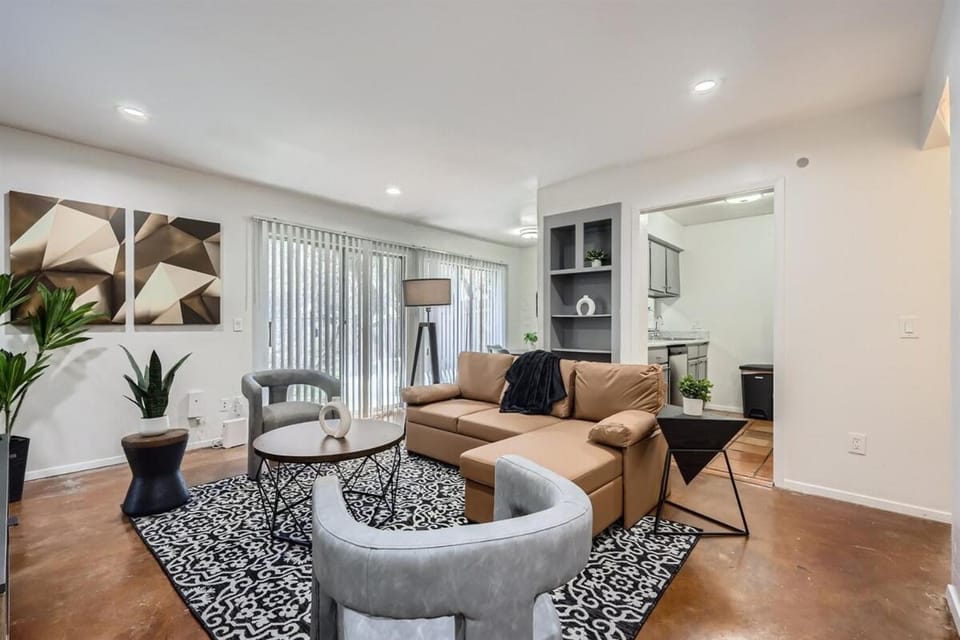 Your Walkable King Bed Getaway - Sleeps 4 - Pool Pkg Apartment in Austin