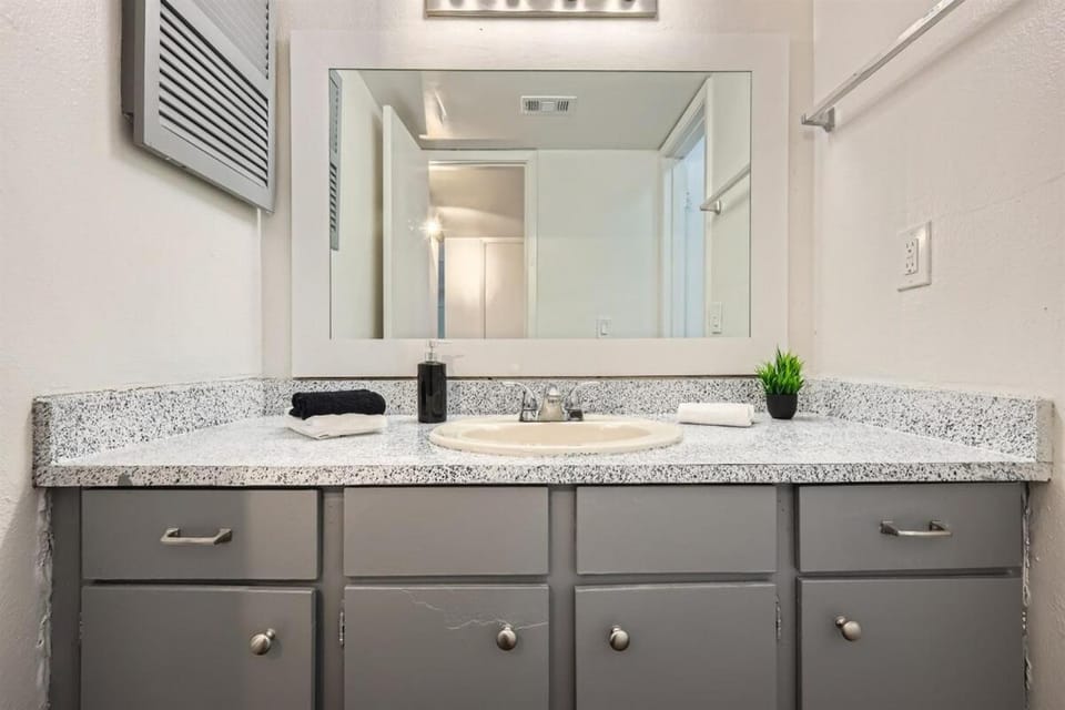 Your Walkable King Bed Getaway - Sleeps 4 - Pool Pkg Apartment in Austin