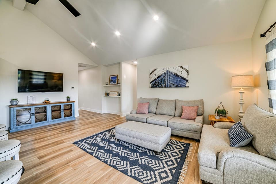Lake View + Deck: Group Getaway in Grand Rivers! House in Grand Rivers