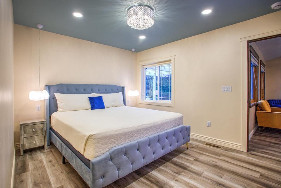 Bed, Photo of the whole room, Bedroom