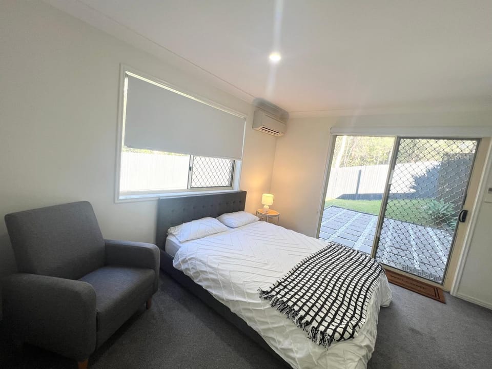 Bed, Living room, Photo of the whole room, Seating area, Bedroom, air conditioner