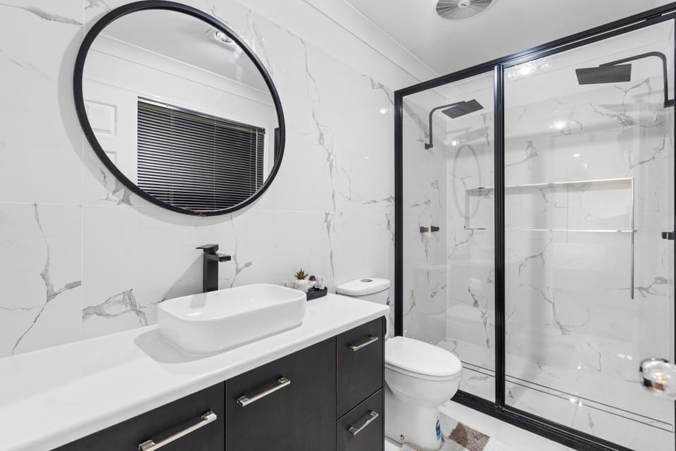 Shower, Toilet, Bathroom, towels