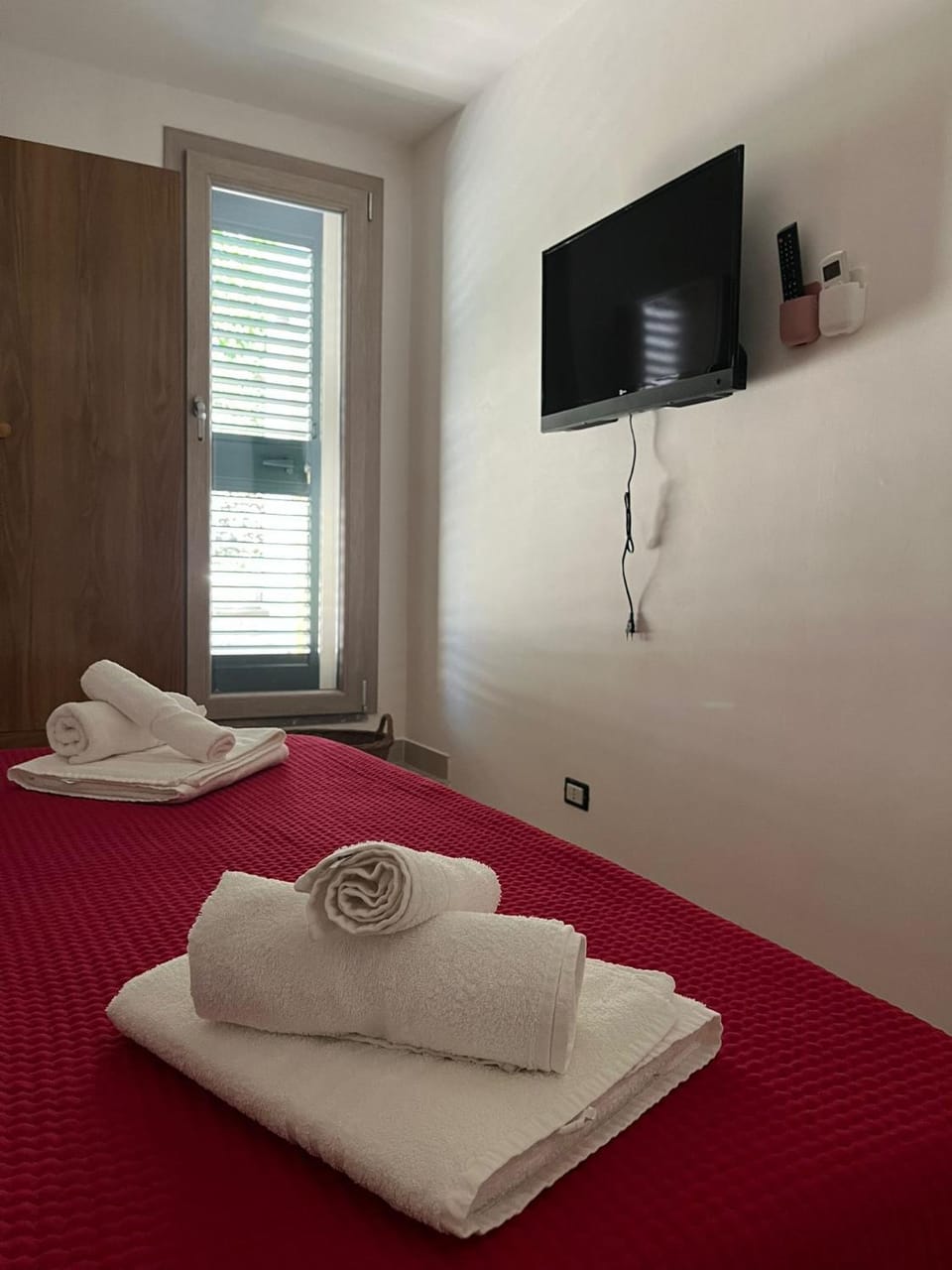 Bed, TV and multimedia, Photo of the whole room, Bedroom, towels