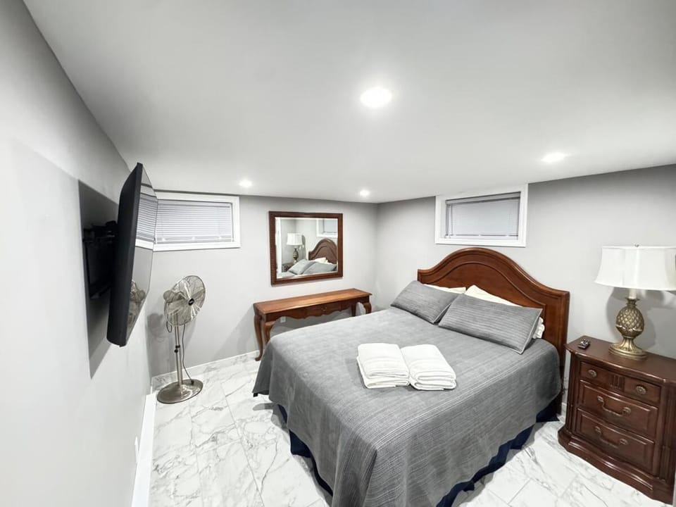2-Bedroom Sleeps 6 Stay Near EWR & American Dream Apartment in Newark