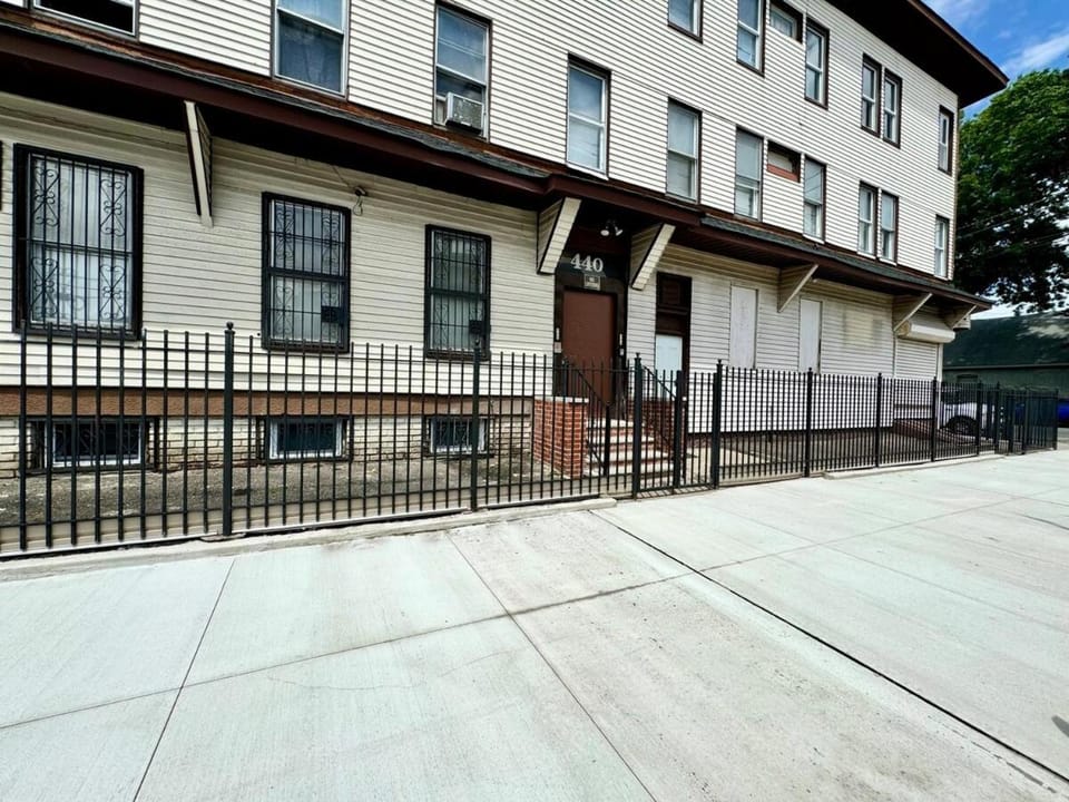 2-Bedroom Sleeps 6 Stay Near EWR & American Dream Apartment in Newark