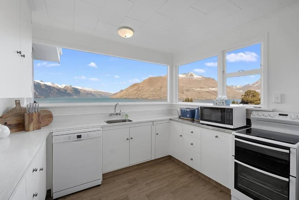 Best views walking distance to town 5 bedroom House in Queenstown