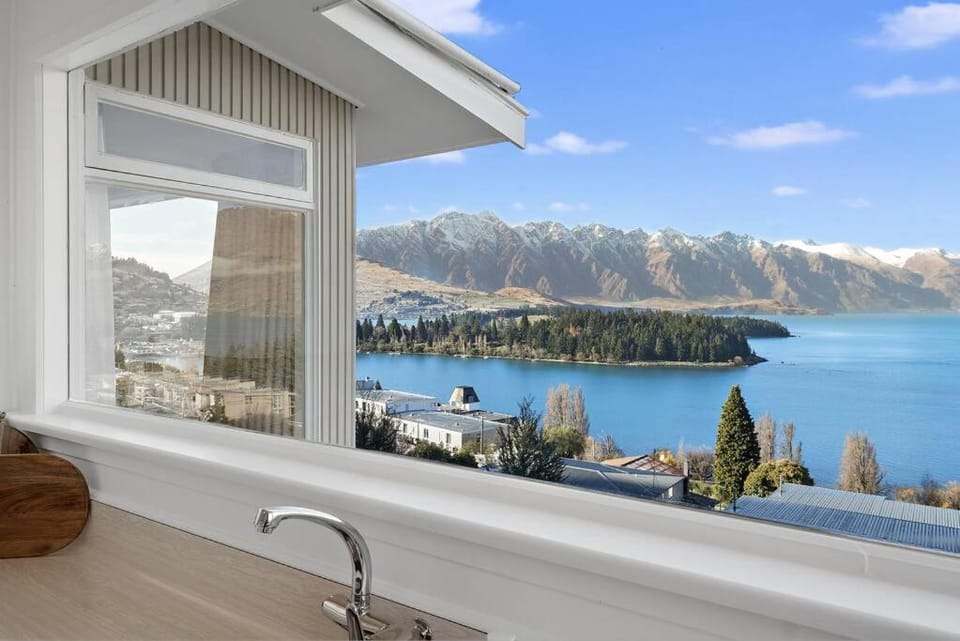 Best views walking distance to town 5 bedroom House in Queenstown