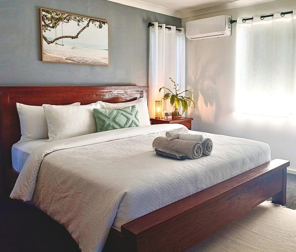 Bed, towels