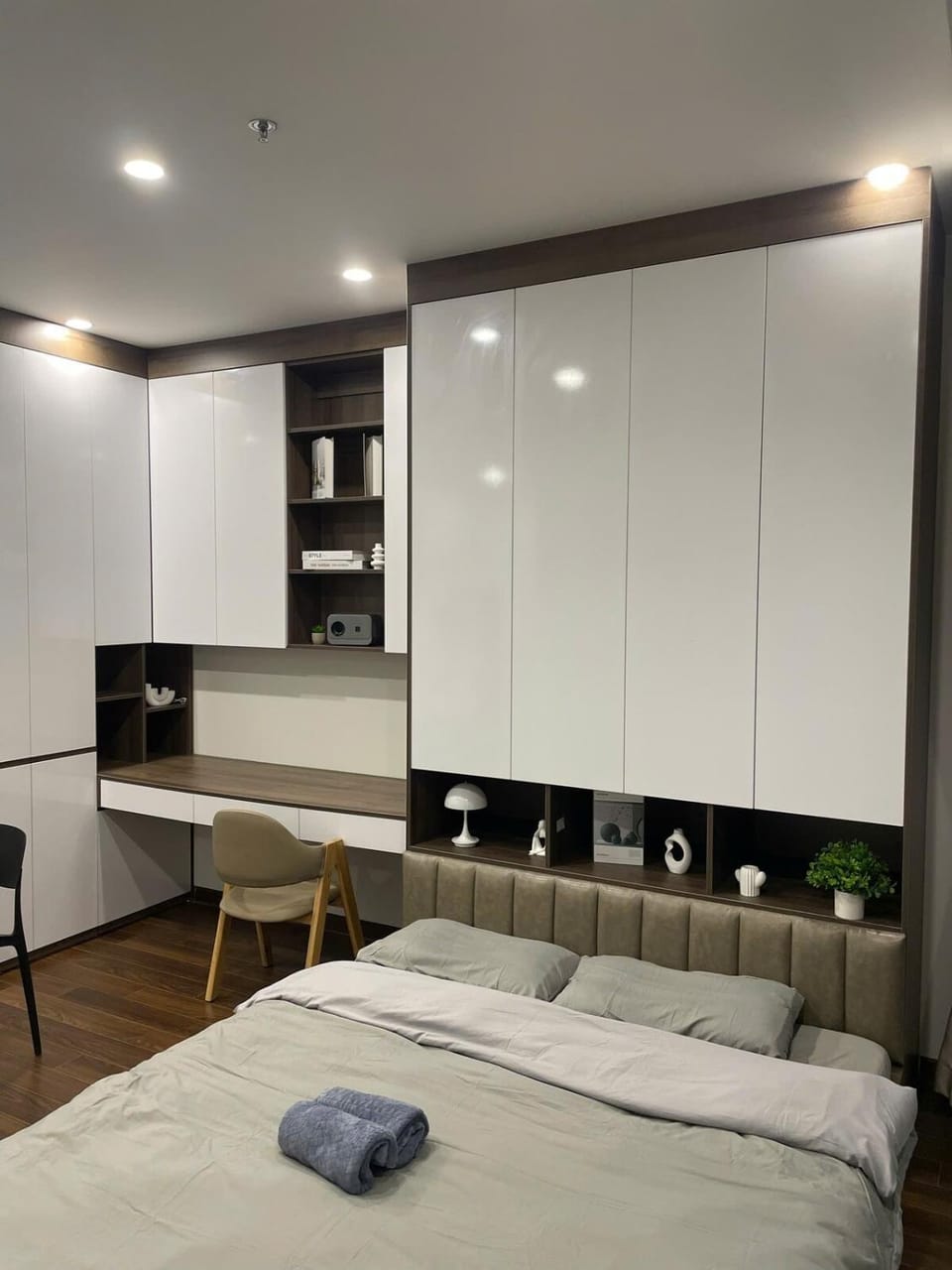 Bed, Seating area, wardrobe