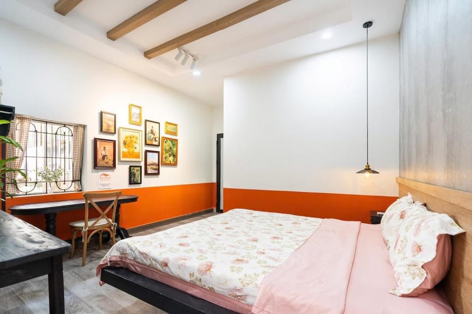 Bed, Photo of the whole room, Seating area, Bedroom