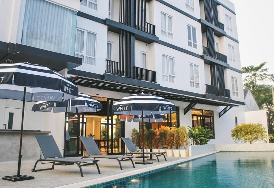 Property building, Swimming pool, sunbed