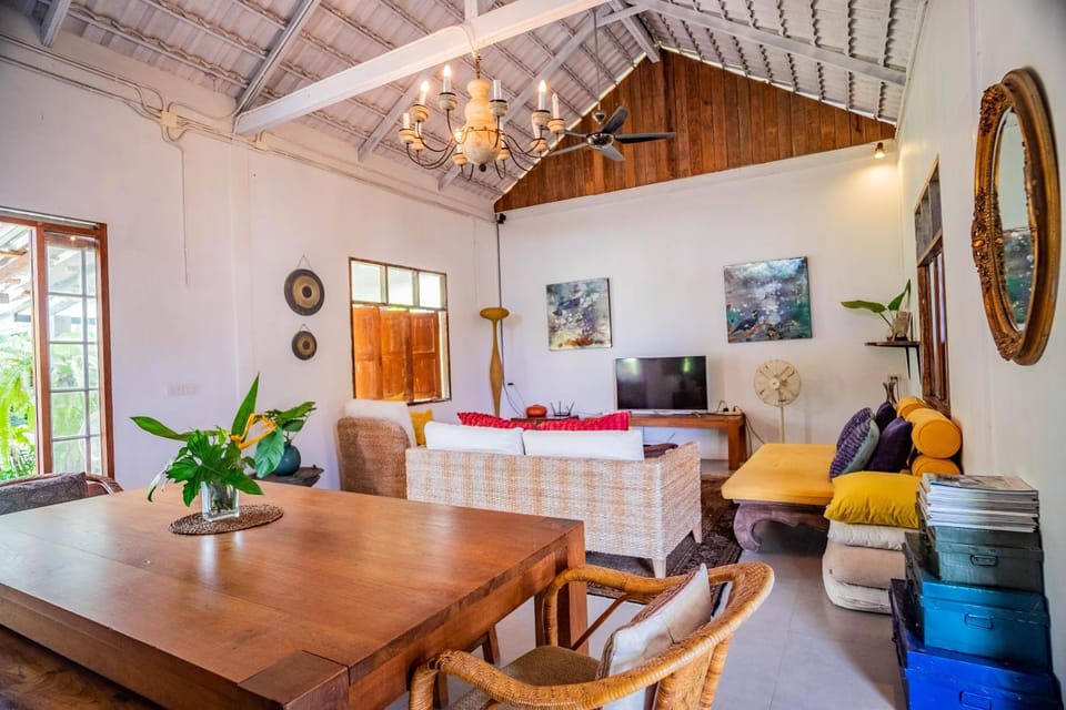 TV and multimedia, Living room, Seating area, Dining area