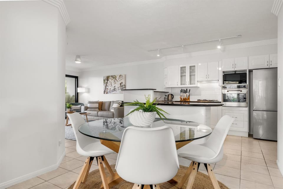 Kitchen or kitchenette, Seating area, Dining area