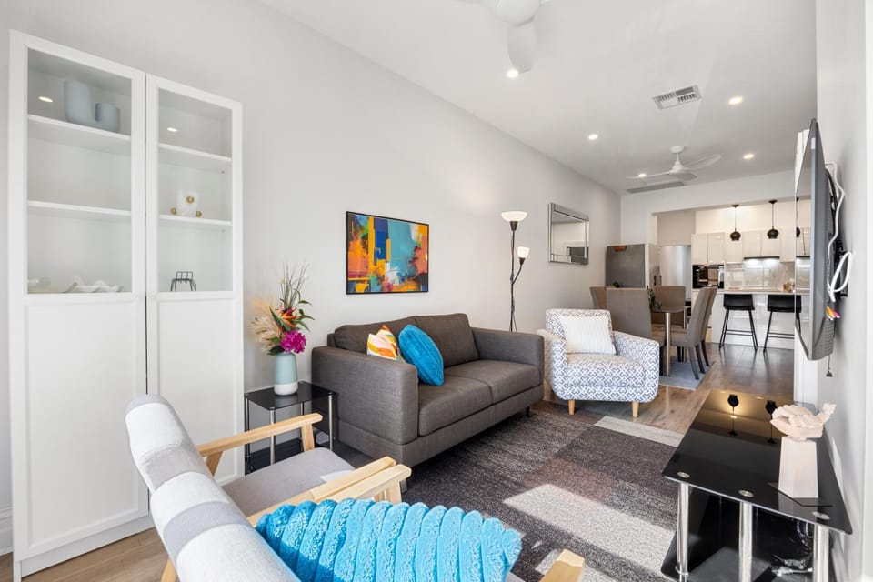 TV and multimedia, Kitchen or kitchenette, Living room, Seating area, Dining area