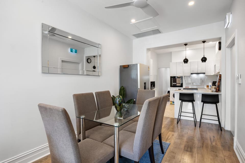 Kitchen or kitchenette, Seating area, Dining area