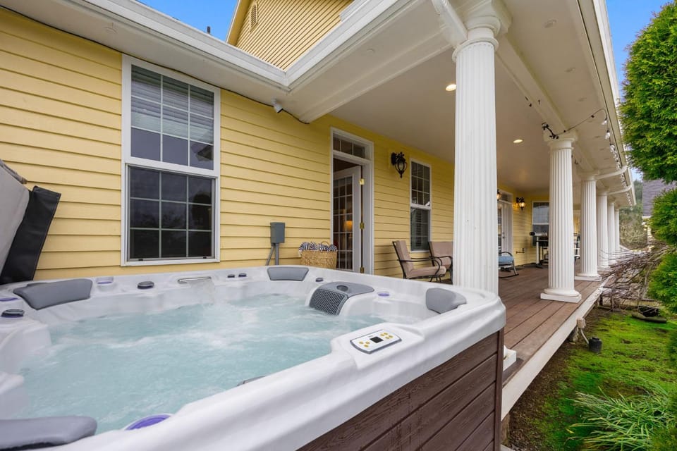 Property building, Patio, Day, Garden, Hot Tub, Garden view