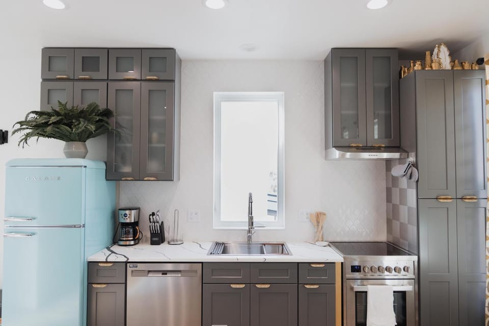 Coffee/tea facilities, Kitchen or kitchenette, dishwasher, oven, stove