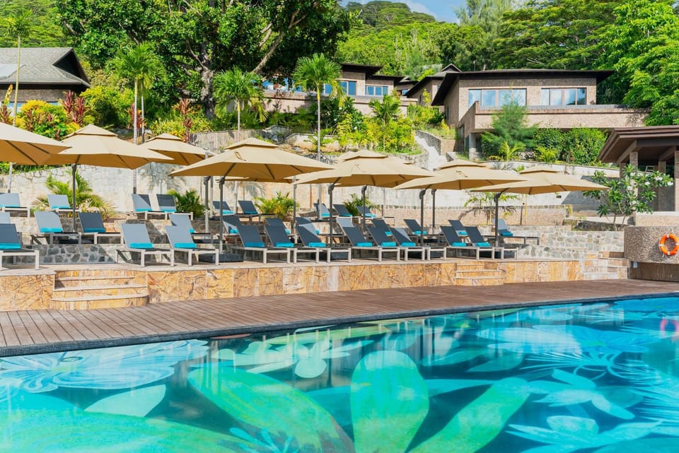 Property building, Day, Pool view, Swimming pool, sunbed