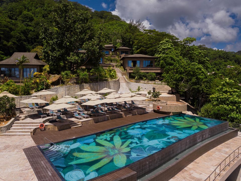 Property building, Day, Natural landscape, Garden view, Mountain view, Pool view, Swimming pool, sunbed