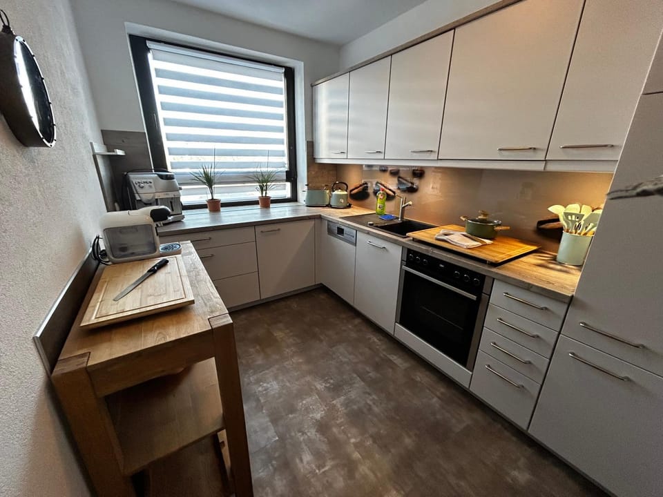 Coffee/tea facilities, Kitchen or kitchenette, dishwasher, oven, stove, toaster