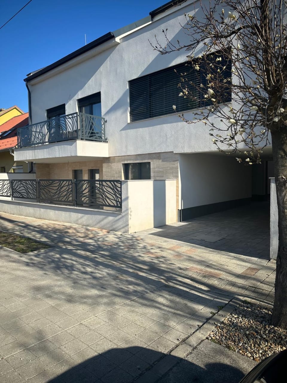 Facade/entrance, Balcony/Terrace