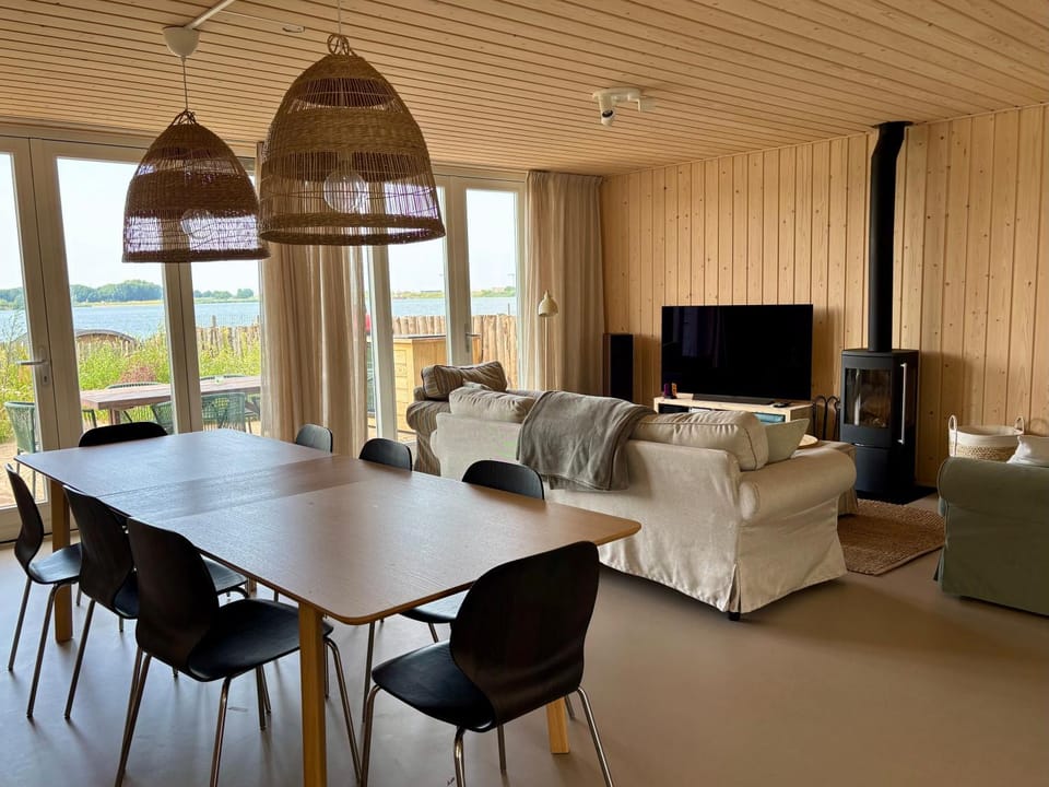 TV and multimedia, Living room, Seating area, Evening entertainment