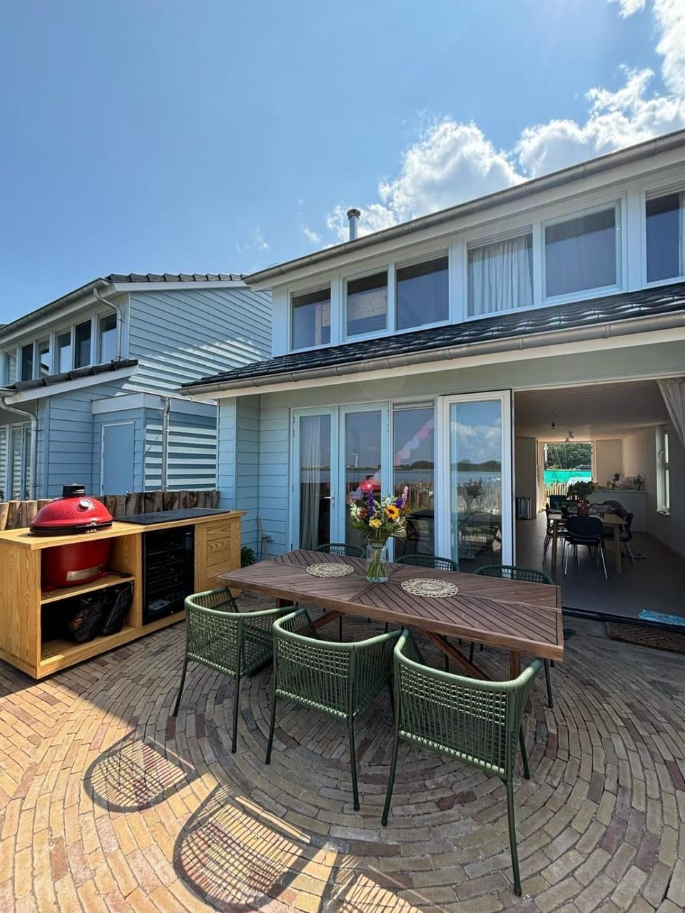 Property building, BBQ facilities, Balcony/Terrace